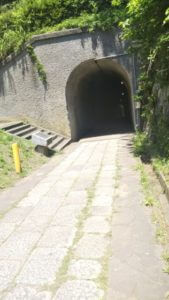 観音崎の手堀りのトンネル