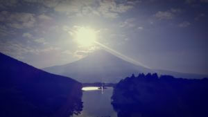 朝日を受ける富士山
