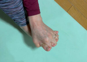 足の甲側から指を組む